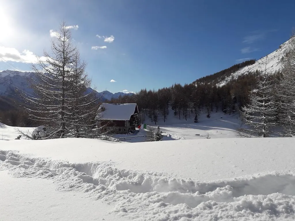 Rifugio Al Lago Del Mortirolo In Inverno Raggiungibile Solo A Piedi Monno Italien