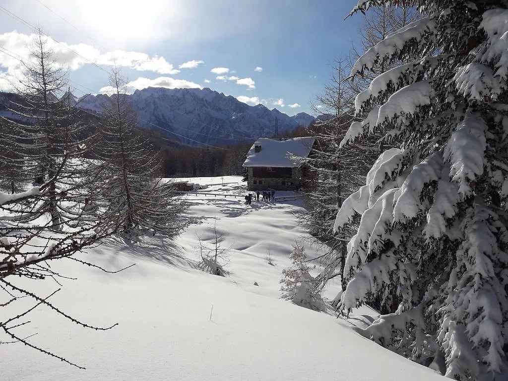 Rifugio Al Lago Del Mortirolo In Inverno Raggiungibile Solo A Piedi Monno 0*,  Italien