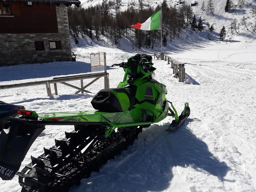 Rifugio Al Lago Del Mortirolo In Inverno Raggiungibile Solo A Piedi Monno