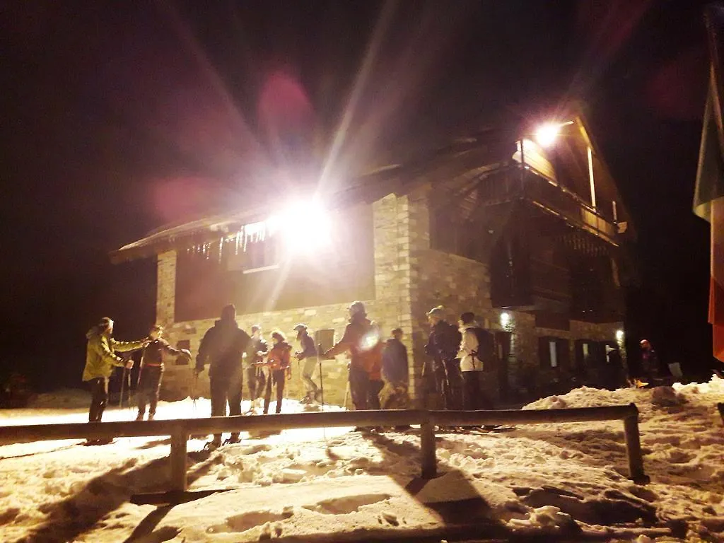 Rifugio Al Lago Del Mortirolo In Inverno Raggiungibile Solo A Piedi Monno Bauernhof