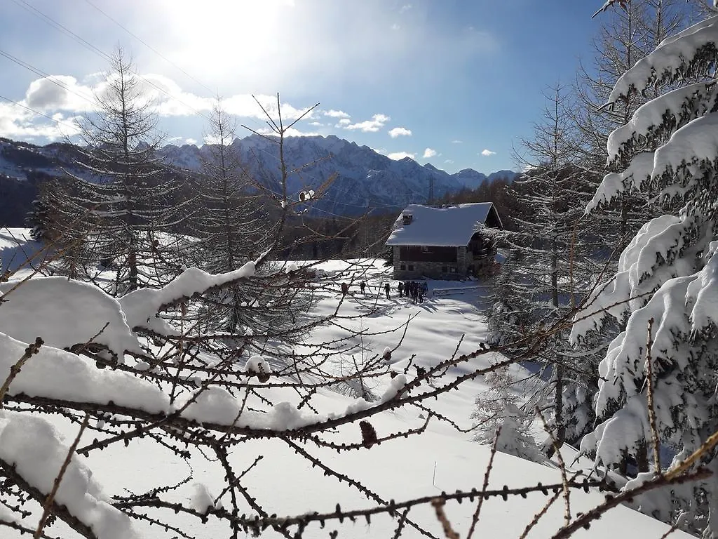 Rifugio Al Lago Del Mortirolo In Inverno Raggiungibile Solo A Piedi Monno Italien