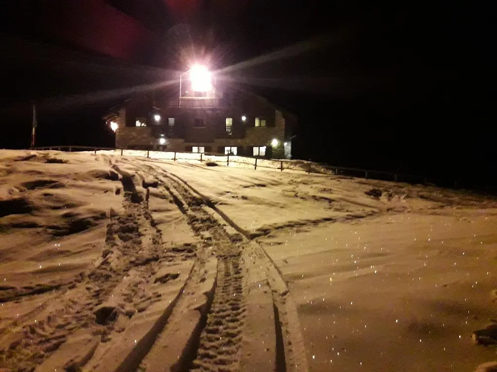 Rifugio Al Lago Del Mortirolo In Inverno Raggiungibile Solo A Piedi Monno Bauernhof
